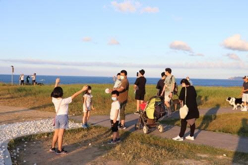 가족과 함께 공원에 놀러 온 대만인. [연합뉴스]